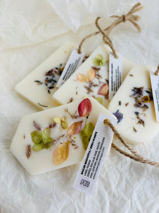 smaržas drēbju skapim, SAŠĒ sausās smaržas, sausās smaržas, sausās smaržas skapim, sojas vaska aromātiskās tāfelītes, skapja smaržas, Skapja gaisa atsvaidzinātājs, veļas atsvaidzinātāji, Garderobes smaržas, Aromāti skapim, atsvaidzinātājs apģērbu skapim, smaržas skapim, skapja smaržas