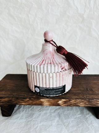 Aromātiskā sojas vaska sveces ar koka dakti ģipša traukā ar koka dakti, ziemassvētku aromāts, sveces īpašiem dzīves mirkļiem, aromātiskās sveces, dabīgās sveces, dabīgās vaska sveces, Sveces ražotas latvijā, sveces roku darbs, aromatizētas sveces, sveces dāvanai, sveces dzimšanas dienai, sveces ziemassvētkiem, Aromātiksā sojas vaska svece Sasildies Ilze Ērgle-Vanaga, I.ĒV, Mandarīns un pipari