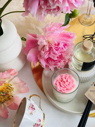 dabīgās vaska sveces, Dzimšanas dienas dāvana sievietei, Dāvanas sievietēm, biznesa dāvanas, Ekskluzīvas dāvanas sievietēm, kolēģēm vārdā dienā, dzimšanas dienā, aromātiskā sojas vaska svece "Peonijas apskāviens" Ilze Ērgle-Vanaga, I.ĒV