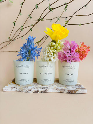 Sveces dāvanai, sojas vaska sveces, smaržīgās sveces, dabīgas sveces, sojas sveces, roku darbs, aromātiskās sveces, eko sveces, skaistas sveces, sveces roku darbs, dāvana draudzenei, nišas sveces, aromatzētās sveces, dabīgās vaska sveces, 100% sojas vasks, PAVASARA ZIEDU KOLEKCIJA aromātiskās sveces, maijpuķīte, jasmīns, ceriņš