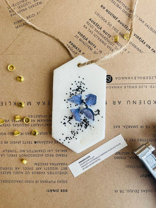 smaržas drēbju skapim, SAŠĒ sausās smaržas, sausās smaržas, sausās smaržas skapim, sojas vaska aromātiskās tāfelītes, skapja smaržas, Skapja gaisa atsvaidzinātājs, veļas atsvaidzinātāji, Garderobes smaržas, Aromāti skapim, atsvaidzinātājs apģērbu skapim, smaržas skapim, skapja smaržas