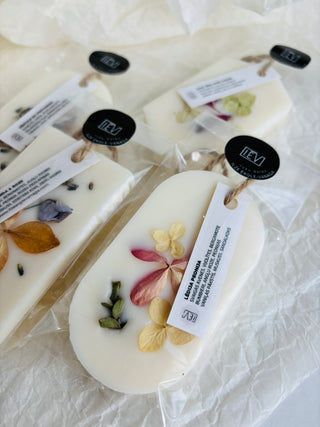 smaržas drēbju skapim, SAŠĒ sausās smaržas, sausās smaržas, sausās smaržas skapim, sojas vaska aromātiskās tāfelītes, skapja smaržas, Skapja gaisa atsvaidzinātājs, veļas atsvaidzinātāji, Garderobes smaržas, Aromāti skapim, atsvaidzinātājs apģērbu skapim, smaržas skapim, skapja smaržas