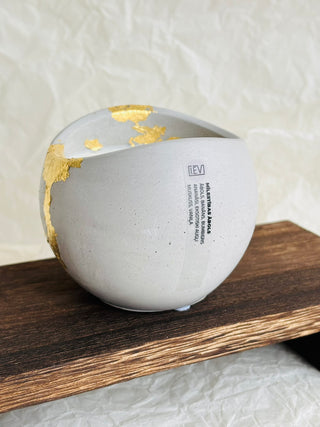 samržīgā sojas vaska sveces ar koka dakti pelēkā ģipša traukā ar zelta dekoru aromāts augļu, sveces īpašiem dzīves mirkļiem, aromātiskās sveces, dabīgās sveces, dabīgās vaska sveces, Sveces ražotas latvijā, sveces roku darbs, aromatizētas sveces, sveces dāvanai, sveces dzimšanas dienai, sveces ziemassvētkiem, Aromātiksā sojas vaska svece Mīlestības ābols Ilze Ērgle-Vanaga