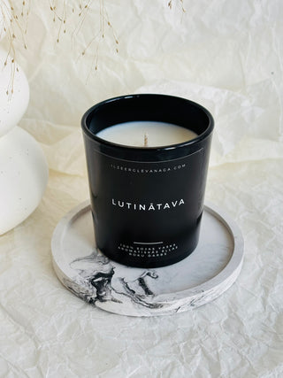 melna stikla sveču glāze, korķa koka vāks, melna dāvanu kaste, sojas vaska sveces, sveces īpašiem dzīves mirkļiem, aromātiskās sveces, dabīgās sveces, dabīgās vaska sveces, Sveces ražotas latvijā, sveces roku darbs, aromatizētas sveces, sveces dāvanai, sveces davana, sveces dzimšanas dienai, sveces ziemassvētkiem, korporatīvās dāvanas klientiem, dāvana kolēģiem