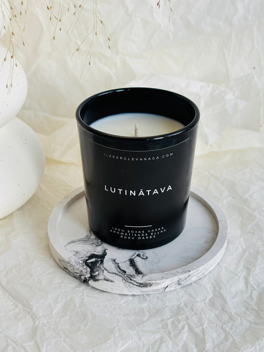 melna stikla sveču glāze, korķa koka vāks, melna dāvanu kaste, sojas vaska sveces, sveces īpašiem dzīves mirkļiem, aromātiskās sveces, dabīgās sveces, dabīgās vaska sveces, Sveces ražotas latvijā, sveces roku darbs, aromatizētas sveces, sveces dāvanai, sveces davana, sveces dzimšanas dienai, sveces ziemassvētkiem, korporatīvās dāvanas klientiem, dāvana kolēģiem