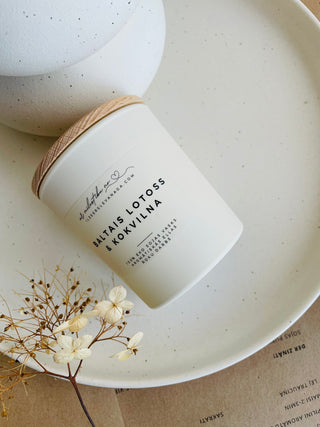 sojas vaska sveces, sveces īpašiem dzīves mirkļiem, aromātiskās sveces, dabīgās sveces, dabīgās vaska sveces, Sveces ražotas latvijā, sveces roku darbs, aromatizētas sveces, sveces dāvanai, sveces davana, sveces dzimšanas dienai, sveces ziemassvētkiem, Aromātiskās sojas vaska sveces roku darbs "Baltais lotoss un kokvilna" Ilz Ērgle - Vanaga