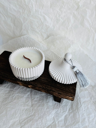 Aromātiskā sojas vaska sveces ar koka dakti baltā ģipša traukā ar koka dakti ziemassvētku aromāts, sveces īpašiem dzīves mirkļiem, aromātiskās sveces, dabīgās sveces, dabīgās vaska sveces, Sveces ražotas latvijā, sveces roku darbs, aromatizētas sveces, sveces dāvanai, sveces dzimšanas dienai, sveces ziemassvētkiem, Aromātiksā sojas vaska svece Sasildies Ilze Ērgle-Vanaga, I.ĒV