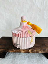 Load image into Gallery viewer, Aromātiskā sojas vaska sveces ar koka dakti ģipša traukā ar koka dakti, ziemassvētku aromāts, sveces īpašiem dzīves mirkļiem, aromātiskās sveces, dabīgās sveces, dabīgās vaska sveces, Sveces ražotas latvijā, sveces roku darbs, aromatizētas sveces, sveces dāvanai, sveces dzimšanas dienai, sveces ziemassvētkiem, Aromātiksā sojas vaska svece Meža princesīte, Ilze Ērgle-Vanaga
