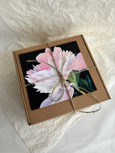 Load image into Gallery viewer, Ekskluzīvas dāvanas, Dāvanas sievietēm, dāvanas meitenēm, dzimšanas dienas dāvana, dāvanas mammai, dāvana vārda dienā, dāvanu komplekts sievietei, biznesa dāvanas. Sveces roku darbs, sojas vaska sveces, latvijā ražotas sveces, sveces dāvanai, aromātiskās sveces, eko sveces, skaistas sveces, Ilze Ērgle Vanaga, roku darbs, I.EV, piegāde visā Latvijā
