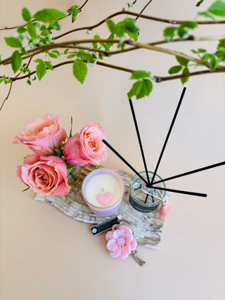 māmiņdiena davana, dāvana mammai māmiņdienā, mamindiena, dāvanu komplekti mamma, Dāvanas sievietēm, dāvanas mammai, vecmāmiņai, dzimšanas dienas dāvana, mīļa dāvana mammai, dāvana vārda dienā, dāvanu komplekts sievietei, biznesa dāvanas. Sveces roku darbs, mājas aromāti ar kociņiem, sojas vaska sveces, latvijā ražotas sveces, sveces dāvanai, aromātiskās sveces, eko sveces, skaistas sveces, Ilze Ērgle Vanaga, Peonijas apskāvienos, roku darbs, I.EV