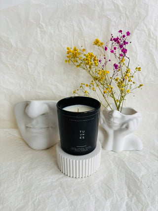 Sveces dāvanai, sojas vaska sveces, smaržīgās sveces, dabīgas sveces, sojas sveces, roku darbs, aromātiskās sveces, eko sveces, skaistas sveces, sveces roku darbs, dāvana draudzenei, nišas sveces, aromatzētās sveces, dabīgās vaska sveces, 100% sojas vasks, tom ford aromātiskās sveces