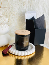 Load image into Gallery viewer, AROMĀTISKĀ SVECE PAVEDINOŠI JUTEKLISKS | MELNAIS OPIJS
