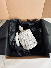 Load image into Gallery viewer, Ekskluzīvas dāvanas, Dāvanas sievietēm, dāvanas meitenēm, dzimšanas dienas dāvana, dāvanas mammai, dāvana vārda dienā, dāvanu komplekts sievietei, biznesa dāvanas. Sveces roku darbs, sojas vaska sveces, latvijā ražotas sveces, sveces dāvanai, aromātiskās sveces, eko sveces, skaistas sveces, Ilze Ērgle Vanaga, roku darbs, I.EV, piegāde visā Latvijā
