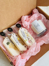 Load image into Gallery viewer, Dāvana ar novēlējumu, Dāvanas sievietēm, dāvanas meitenēm, dzimšanas dienas dāvana, dāvanas mammai, dāvana vārda dienā, dāvanu komplekts sievietei, biznesa dāvanas. Sveces roku darbs, mājas aromāti ar kociņiem, sojas vaska sveces, latvijā ražotas sveces, sveces dāvanai, aromātiskās sveces, eko sveces, skaistas sveces, Ilze Ērgle Vanaga, roku darbs, I.EV
