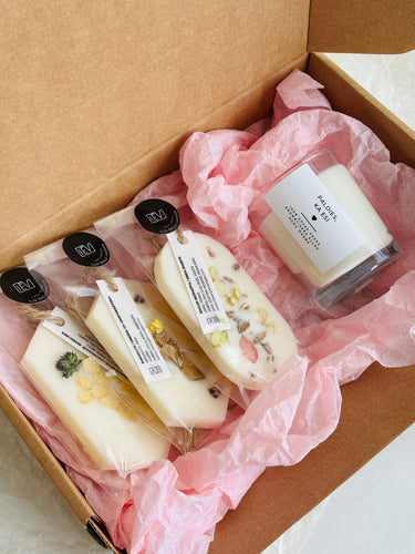 Dāvana ar novēlējumu, Dāvanas sievietēm, dāvanas meitenēm, dzimšanas dienas dāvana, dāvanas mammai, dāvana vārda dienā, dāvanu komplekts sievietei, biznesa dāvanas. Sveces roku darbs, mājas aromāti ar kociņiem, sojas vaska sveces, latvijā ražotas sveces, sveces dāvanai, aromātiskās sveces, eko sveces, skaistas sveces, Ilze Ērgle Vanaga, roku darbs, I.EV