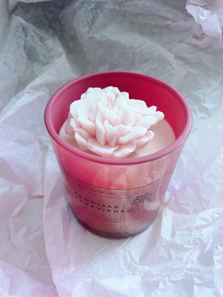 Dzimšanas dienas dāvana sievietei, Dāvanas sievietēm, biznesa dāvanas, dāvanas mammai, kolēģēm vārdā dienā, dzimšanas dienā, aromātiskā sojas vaska svece "Peonijas apskāviens" Ilze Ērgle-Vanaga, I.ĒV