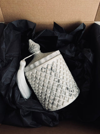 Ekskluzīvas dāvanas, Dāvanas sievietēm, dāvanas meitenēm, dzimšanas dienas dāvana, dāvanas mammai, dāvana vārda dienā, dāvanu komplekts sievietei, biznesa dāvanas. Sveces roku darbs, sojas vaska sveces, latvijā ražotas sveces, sveces dāvanai, aromātiskās sveces, eko sveces, skaistas sveces, Ilze Ērgle Vanaga, roku darbs, I.EV, piegāde visā Latvijā