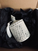 Load image into Gallery viewer, Ekskluzīvas dāvanas, Dāvanas sievietēm, dāvanas meitenēm, dzimšanas dienas dāvana, dāvanas mammai, dāvana vārda dienā, dāvanu komplekts sievietei, biznesa dāvanas. Sveces roku darbs, sojas vaska sveces, latvijā ražotas sveces, sveces dāvanai, aromātiskās sveces, eko sveces, skaistas sveces, Ilze Ērgle Vanaga, roku darbs, I.EV, piegāde visā Latvijā
