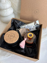 Load image into Gallery viewer, Dāvanas sievietēm, dāvanas meitenēm, dzimšanas dienas dāvana, dāvanas mammai, dāvana vārda dienā, dāvanu komplekts sievietei, biznesa dāvanas. Sveces roku darbs, mājas aromāti ar kociņiem, sojas vaska sveces, latvijā ražotas sveces, sveces dāvanai, aromātiskās sveces, eko sveces, skaistas sveces, Ilze Ērgle Vanaga, roku darbs, I.EV
