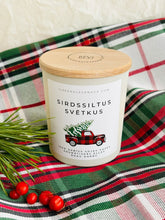 Load image into Gallery viewer, dāvanas ziemassvētkos, dāvanas ziemassvētkos kolēģiem, Ziemassvētku dāvana, sojas vaska sveces, aromātiskās sveces, dabīgās sveces, dabīgās vaska sveces, Sveces ražotas latvijā, sveces roku darbs, aromatizētas sveces, sveces dāvanai, svece ar egļu smažu, I.ĒV, ziemassvētku dāvanas, mazas ziemassvētku dāvanas, dāvanas ziemassvētkos, sirsnīgas dāvanas ziemassvētkos, praktiskas dāvanas ziemassvētkos, dāvanas kolēģiem, dāvanas klientiem, dāvana vecākiem ziemassvētkos, dāvana draudzenei ziemassvētkos
