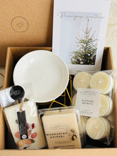 Load image into Gallery viewer, Dāvana ar novēlējumu, Dāvanas sievietēm, dāvanas meitenēm, dzimšanas dienas dāvana, dāvanas mammai, dāvana vārda dienā, dāvanu komplekts sievietei, biznesa dāvanas. Sveces roku darbs, mājas aromāti ar kociņiem, sojas vaska sveces, latvijā ražotas sveces, sveces dāvanai, aromātiskās sveces, eko sveces, skaistas sveces, Ilze Ērgle Vanaga, roku darbs, I.EV
