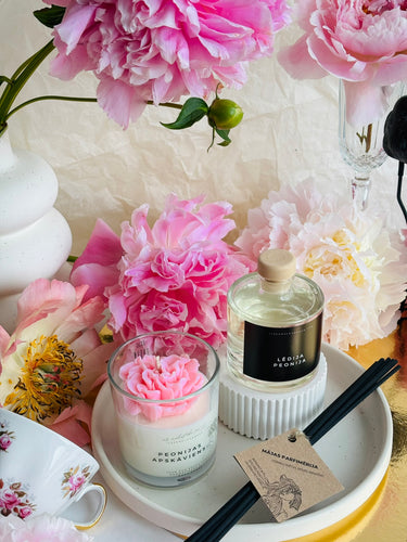 Dāvanas sievietēm, dāvanas meitenēm, dzimšanas dienas dāvana, dāvanas mammai, dāvana vārda dienā, dāvanu komplekts sievietei, biznesa dāvanas. Sveces roku darbs, mājas aromāti ar kociņiem, sojas vaska sveces, latvijā ražotas sveces, sveces dāvanai, aromātiskās sveces, eko sveces, skaistas sveces, Ilze Ērgle Vanaga, Peonijas apskāvienos, Lēdija peonija, roku darbs, I.EV