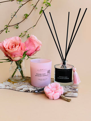 māmiņdiena davana, dāvana mammai māmiņdienā, mamindiena, dāvanu komplekti mamma, Dāvanas sievietēm, dāvanas mammai, vecmāmiņai, dzimšanas dienas dāvana, mīļa dāvana mammai, dāvana vārda dienā, dāvanu komplekts sievietei, biznesa dāvanas. Sveces roku darbs, mājas aromāti ar kociņiem, sojas vaska sveces, latvijā ražotas sveces, sveces dāvanai, aromātiskās sveces, eko sveces, skaistas sveces, Ilze Ērgle Vanaga, Peonijas apskāvienos, roku darbs, I.EV