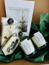 Load image into Gallery viewer, Dāvana ar novēlējumu, Dāvanas sievietēm, Idejas ziemassvētku dāvanām, Ziemassvētku dāvanas, dāvanas mammai, ziemassvētku dāvanas, Ziemassvētku dāvanas sievietei, biznesa dāvanas. Sveces roku darbs, mājas aromāti ar kociņiem, sojas vaska sveces, latvijā ražotas sveces, sveces dāvanai, aromātiskās sveces, eko sveces, skaistas sveces, Ilze Ērgle Vanaga, roku darbs, I.EV

