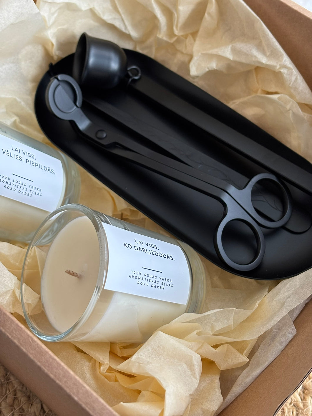 Dāvana ar novēlējumu, Dāvanas sievietēm, dāvanas meitenēm, dzimšanas dienas dāvana, dāvanas mammai, dāvana vārda dienā, dāvanu komplekts sievietei, biznesa dāvanas. Sveces roku darbs, mājas aromāti ar kociņiem, sojas vaska sveces, latvijā ražotas sveces, sveces dāvanai, aromātiskās sveces, eko sveces, skaistas sveces, Ilze Ērgle Vanaga, roku darbs, I.EV