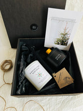 Load image into Gallery viewer, Dāvana ar novēlējumu, Dāvanas sievietēm, Idejas ziemassvētku dāvanām, Ziemassvētku dāvanas, dāvanas mammai, ziemassvētku dāvanas, Ziemassvētku dāvanas sievietei, biznesa dāvanas. Sveces roku darbs, mājas aromāti ar kociņiem, sojas vaska sveces, latvijā ražotas sveces, sveces dāvanai, aromātiskās sveces, eko sveces, skaistas sveces, Ilze Ērgle Vanaga, roku darbs, I.EV
