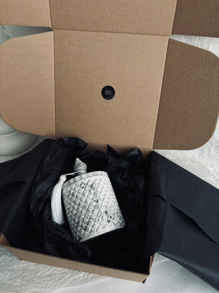 Ekskluzīvas dāvanas, Dāvanas sievietēm, dāvanas meitenēm, dzimšanas dienas dāvana, dāvanas mammai, dāvana vārda dienā, dāvanu komplekts sievietei, biznesa dāvanas. Sveces roku darbs, sojas vaska sveces, latvijā ražotas sveces, sveces dāvanai, aromātiskās sveces, eko sveces, skaistas sveces, Ilze Ērgle Vanaga, roku darbs, I.EV, piegāde visā Latvijā