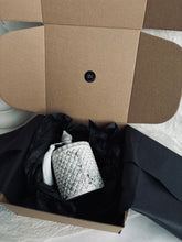 Load image into Gallery viewer, Ekskluzīvas dāvanas, Dāvanas sievietēm, dāvanas meitenēm, dzimšanas dienas dāvana, dāvanas mammai, dāvana vārda dienā, dāvanu komplekts sievietei, biznesa dāvanas. Sveces roku darbs, sojas vaska sveces, latvijā ražotas sveces, sveces dāvanai, aromātiskās sveces, eko sveces, skaistas sveces, Ilze Ērgle Vanaga, roku darbs, I.EV, piegāde visā Latvijā
