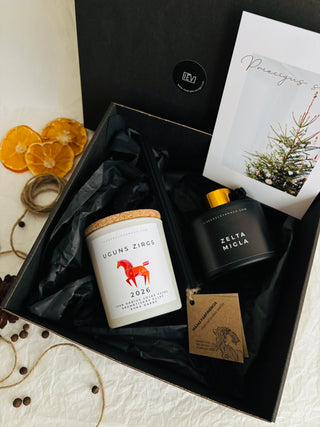 Dāvana ar novēlējumu, Dāvanas sievietēm, Idejas ziemassvētku dāvanām, Ziemassvētku dāvanas, dāvanas mammai, ziemassvētku dāvanas, Ziemassvētku dāvanas sievietei, biznesa dāvanas. Sveces roku darbs, mājas aromāti ar kociņiem, sojas vaska sveces, latvijā ražotas sveces, sveces dāvanai, aromātiskās sveces, eko sveces, skaistas sveces, Ilze Ērgle Vanaga, roku darbs, I.EV