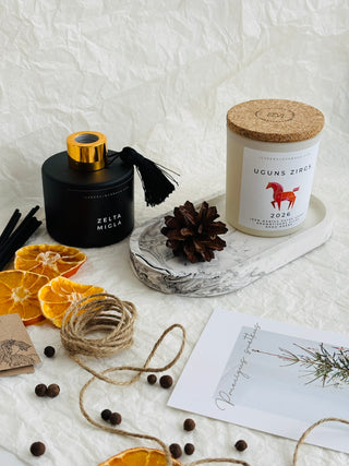 Dāvana ar novēlējumu, Dāvanas sievietēm, Idejas ziemassvētku dāvanām, Ziemassvētku dāvanas, dāvanas mammai, ziemassvētku dāvanas, Ziemassvētku dāvanas sievietei, biznesa dāvanas. Sveces roku darbs, mājas aromāti ar kociņiem, sojas vaska sveces, latvijā ražotas sveces, sveces dāvanai, aromātiskās sveces, eko sveces, skaistas sveces, Ilze Ērgle Vanaga, roku darbs, I.EV