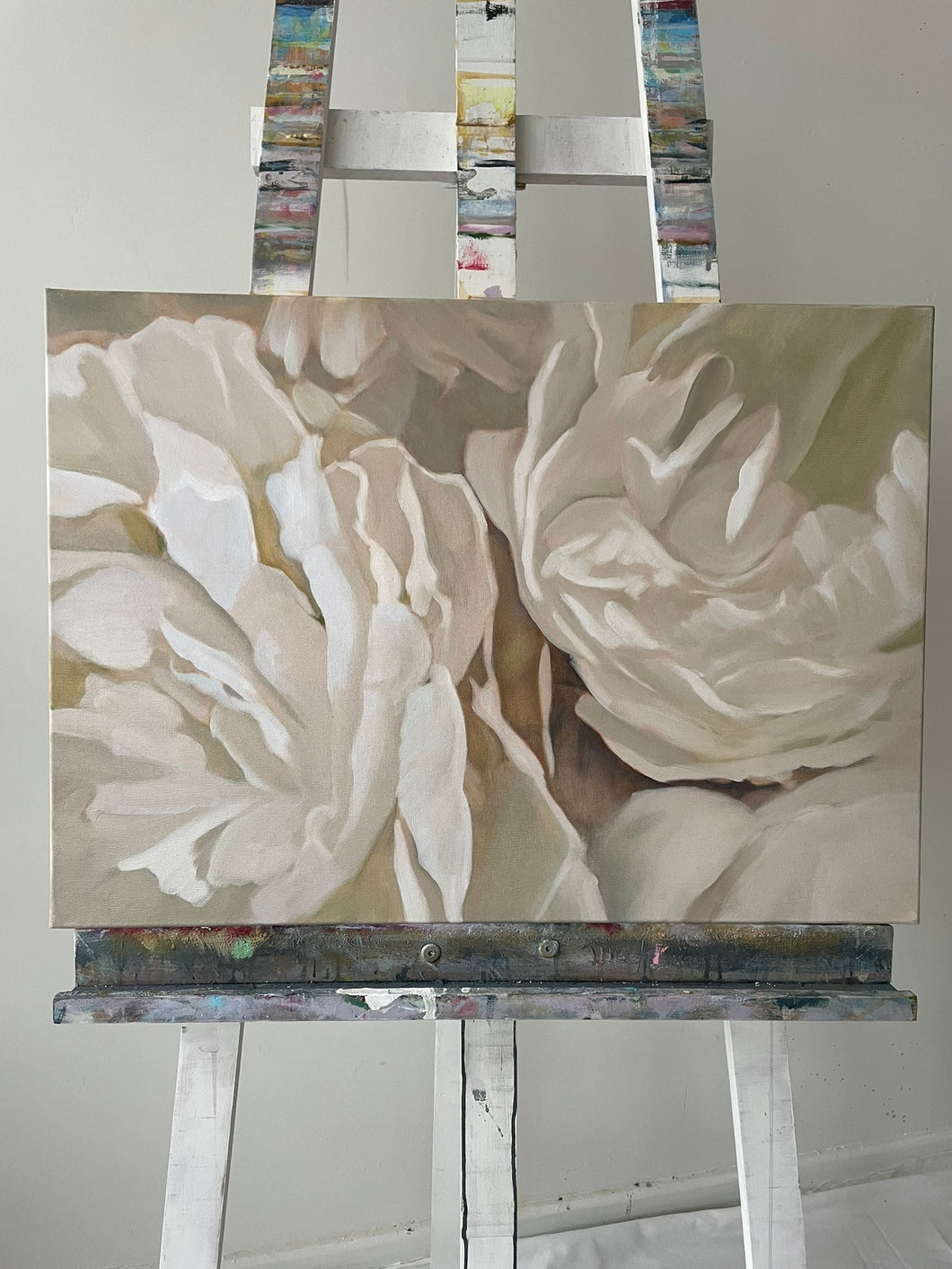 Eļļas  gleznas ar baltām peonijam māksliniece Ilze Ērgle-Vanaga