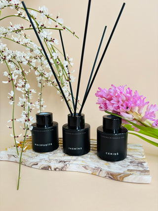 Mājas smaržas, mājas aromāti, interjera aromāti, mājas smaržas ar kociņiem, telpu aromatizētāji, mājas aromatizētāji, mājas parfimērija, dāvanu komplekts sievietei, Pavasara trio, ceriņš, jasmīns, maijpuķīte, Ilze Ērgle - Vanaga, dāvanu komplekti, ekskluzīvas dāvanas, I.ĒV, biznesa dāvanas, dāvana sievietei