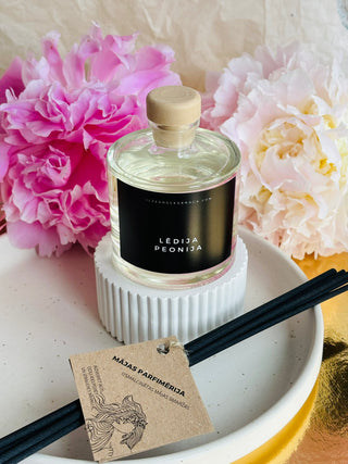 Mājas smaržas, mājas aromāti, interjera aromāti, mājas smaržas ar kociņiem, telpu aromatizētāji, mājas aromatizētāji, mājas parfimērija, dāvanu komplekts sievietei, Lēdija peonija, Peonijas apskāviens, Ilze Ērgle - Vanaga, dāvanu komplekti, ekskluzīvas dāvanas, I.ĒV, biznesa dāvanas, dāvana sievietei
