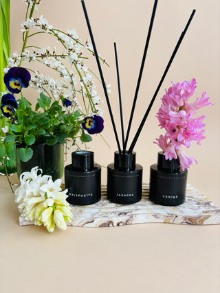 Mājas smaržas, mājas aromāti, interjera aromāti, mājas smaržas ar kociņiem, telpu aromatizētāji, mājas aromatizētāji, mājas parfimērija, dāvanu komplekts sievietei, Pavasara trio, ceriņš, jasmīns, maijpuķīte, Ilze Ērgle - Vanaga, dāvanu komplekti, ekskluzīvas dāvanas, I.ĒV, biznesa dāvanas, dāvana sievietei