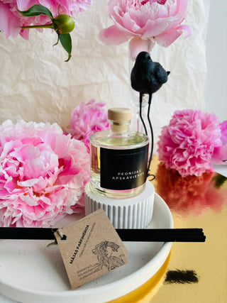 Mājas smaržas, mājas aromāti, interjera aromāti, mājas smaržas ar kociņiem, telpu aromatizētāji, mājas aromatizētāji, mājas parfimērija, dāvanu komplekts sievietei, Lēdija peonija, Peonijas apskāviens, Ilze Ērgle - Vanaga, dāvanu komplekti, ekskluzīvas dāvanas, I.ĒV, biznesa dāvanas, dāvana sievietei