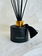 Load image into Gallery viewer, Mājas smaržas, mājas aromāti, interjera aromāti, mājas smaržas ar kociņiem, telpu aromatizētāji, mājas aromatizētāji, mājas parfimērija, dāvanu komplekts sievietei, Amulets, Ilze Ērgle - Vanaga, dāvanu komplekti, ekskluzīvas dāvanas, I.ĒV, biznesa dāvanas, dāvana sievietei
