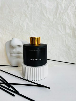 mājas_aromāts_ar_kociņiem_melnā_matētā_pudelē_ar_zelta_vaciņu_unisex_rudens_smaržas_lutinātava_grezns_I.ĒV