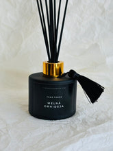 Load image into Gallery viewer, Mājas smaržas, mājas aromāti, interjera aromāti, mājas smaržas ar kociņiem, telpu aromatizētāji, mājas aromatizētāji, mājas parfimērija, dāvanu komplekts sievietei, toms fords Melnā orhideja, Ilze Ērgle - Vanaga, dāvanu komplekti, ekskluzīvas dāvanas, I.ĒV, biznesa dāvanas, dāvana sievietei

