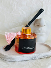 Load image into Gallery viewer, Mājas smaržas, mājas aromāti, interjera aromāti, mājas smaržas ar kociņiem, telpu aromatizētāji, mājas aromatizētāji, mājas parfimērija, dāvanu komplekts sievietei, Lēdija peonija, Peonijas apskāviens, Ilze Ērgle - Vanaga, dāvanu komplekti, ekskluzīvas dāvanas, I.ĒV, biznesa dāvanas, dāvana sievietei
