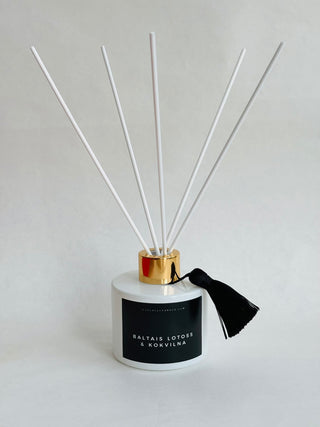 Mājas aromāts ar melniem kociņiem Baltais lotoss un kokvilna Ilze Ērgle Vanaga, izsmalcinātas mājas smaržas, I.ĒV