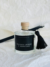 Load image into Gallery viewer, Mājas aromāts ar melniem kociņiem Baltais lotoss un kokvilna Ilze Ērgle Vanaga, izsmalcinātas mājas smaržas, I.ĒV
