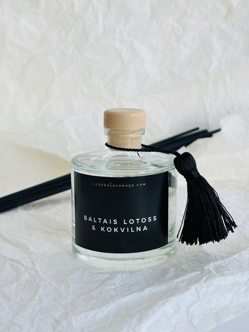 Mājas aromāts ar melniem kociņiem Baltais lotoss un kokvilna Ilze Ērgle Vanaga, izsmalcinātas mājas smaržas, I.ĒV