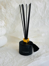 Load image into Gallery viewer, Mājas smaržas, mājas aromāti, interjera aromāti, mājas smaržas ar kociņiem, telpu aromatizētāji, mājas aromatizētāji, mājas parfimērija, dāvanu komplekts sievietei, Lutinātava, Ilze Ērgle - Vanaga, dāvanu komplekti, ekskluzīvas dāvanas, I.ĒV, biznesa dāvanas, dāvana sievietei
