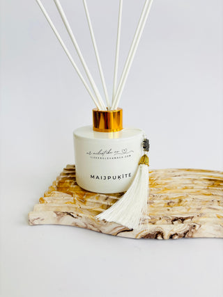 Mājas smaržas Maijpuķīte, mājas aromāti, interjera aromāti, mājas smaržas ar kociņiem, telpu aromatizētāji, mājas aromatizētāji, mājas parfimērija, dāvanu komplekts sievietei, Jasmīns, Ilze Ērgle - Vanaga, dāvanu komplekti, ekskluzīvas dāvanas, I.ĒV, biznesa dāvanas, dāvana sievietei