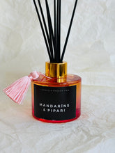 Load image into Gallery viewer, Mājas smaržas, mājas aromāti, interjera aromāti, mājas smaržas ar kociņiem, telpu aromatizētāji, mājas aromatizētāji, mājas parfimērija, dāvanu komplekts sievietei, Lēdija peonija, Peonijas apskāviens, Ilze Ērgle - Vanaga, dāvanu komplekti, ekskluzīvas dāvanas, I.ĒV, biznesa dāvanas, dāvana sievietei
