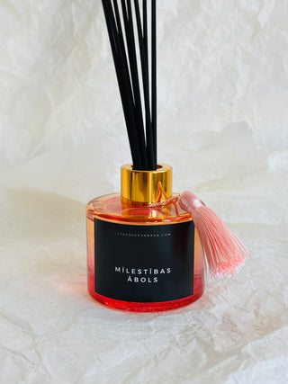 Mājas smaržas, mājas aromāti, interjera aromāti, mājas smaržas ar kociņiem, telpu aromatizētāji, mājas aromatizētāji, mājas parfimērija, dāvanu komplekts sievietei, Lēdija peonija, Peonijas apskāviens, Ilze Ērgle - Vanaga, dāvanu komplekti, ekskluzīvas dāvanas, I.ĒV, biznesa dāvanas, dāvana sievietei